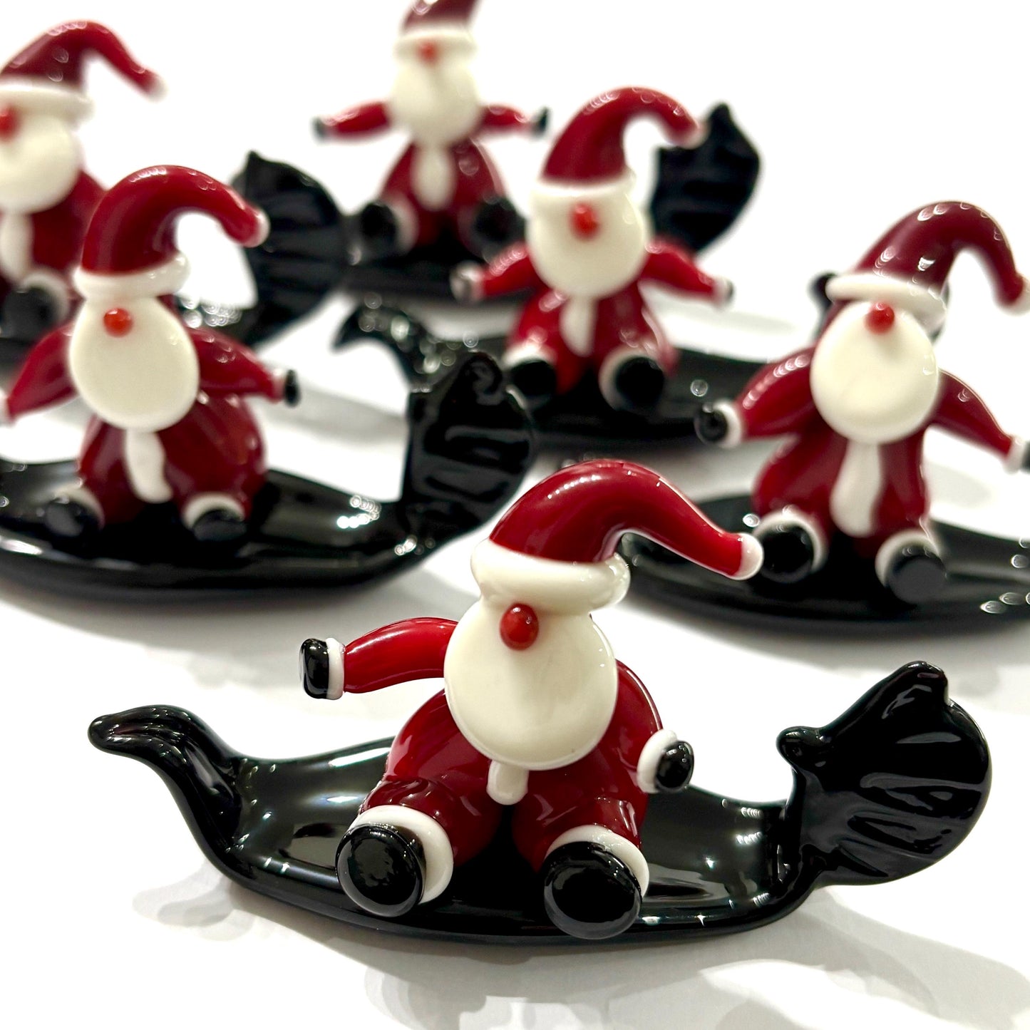 Babbo Natale seduto in gondola. In vetro di Murano lavorato a lume.