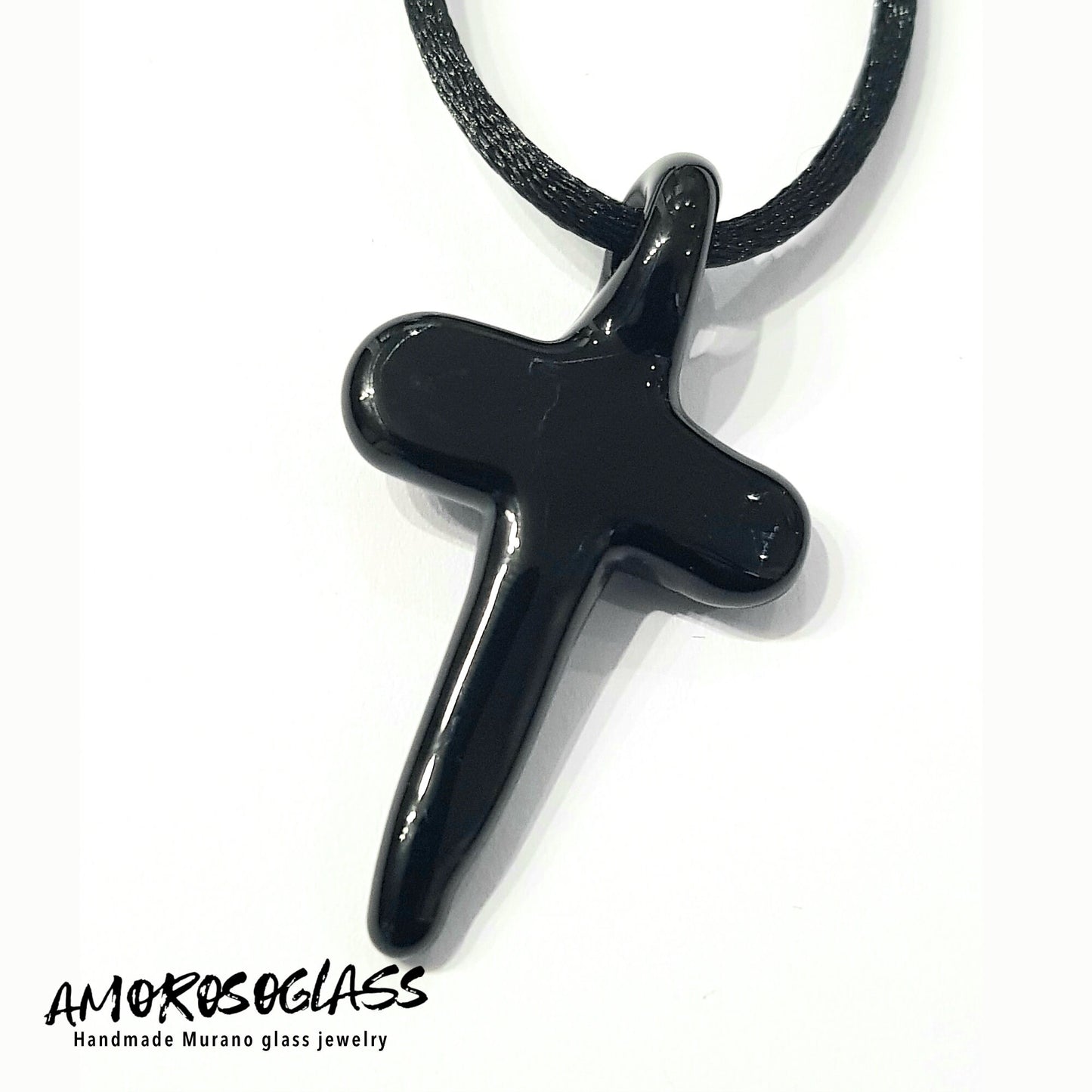 Croce nera in vetro di Murano lavorato a lume.