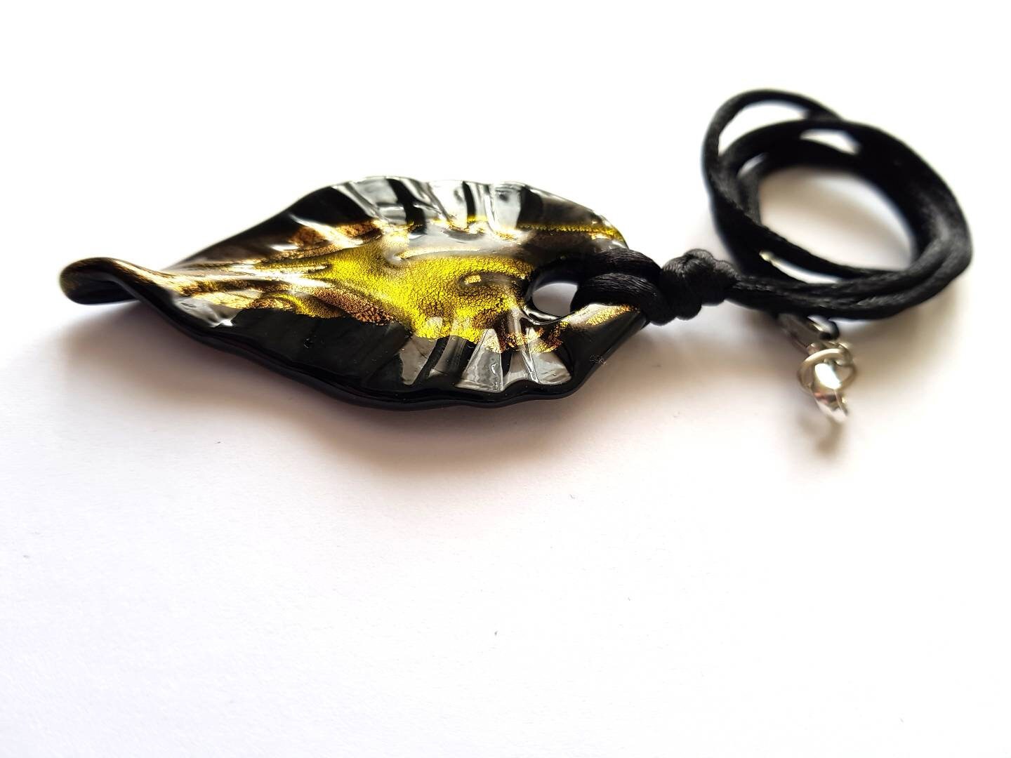 Pendente allungato in vetro di Murano lavorato a lume con foglia oro 24Kt.