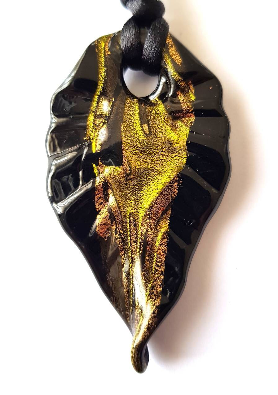 Pendente allungato in vetro di Murano lavorato a lume con foglia oro 24Kt.