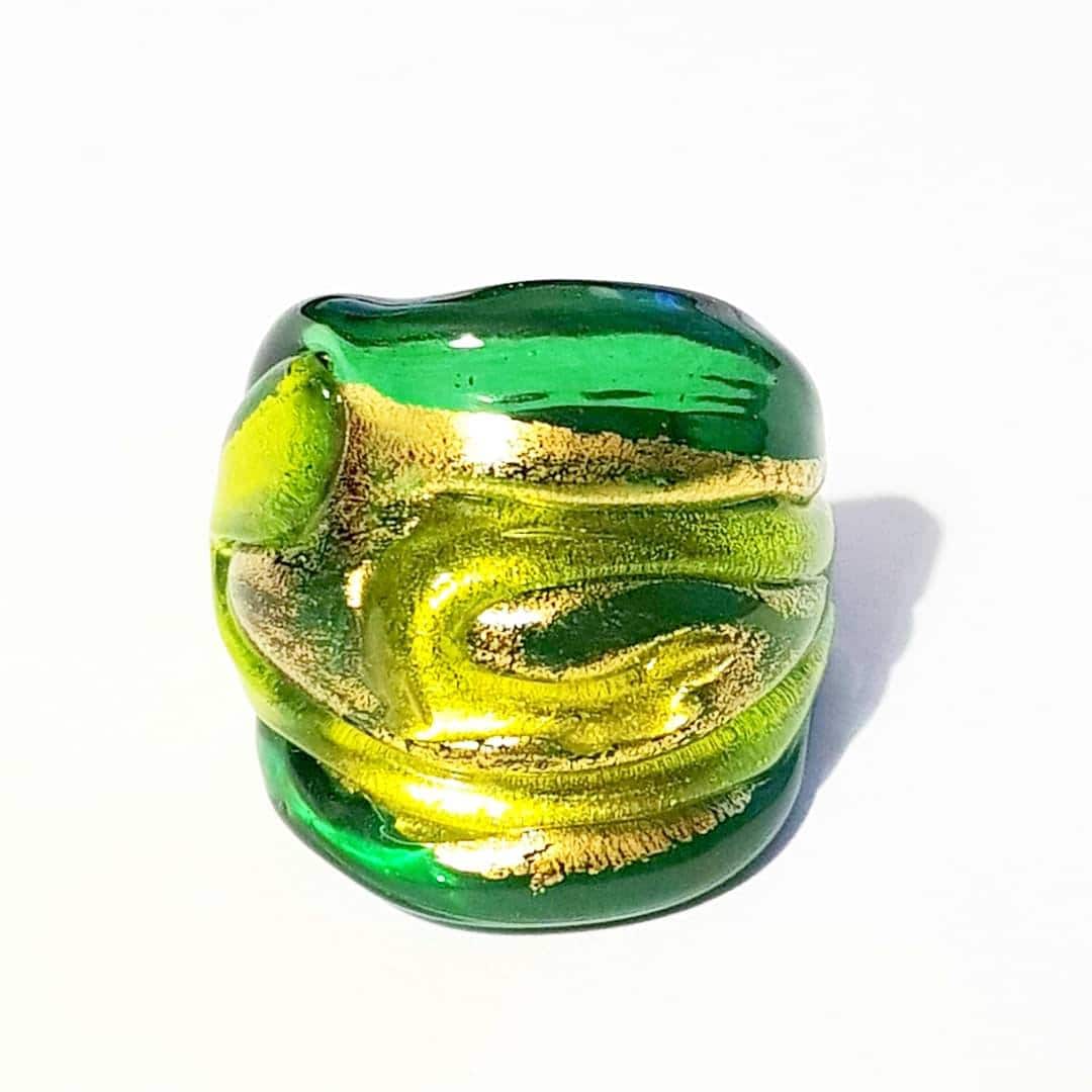 The BIG GREEN anello a fascia larga verde con foglia oro24kt in vetro di Murano lavorato a lume.