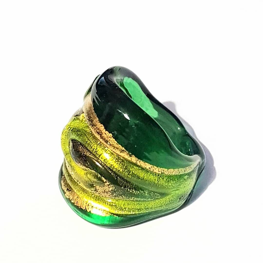The BIG GREEN anello a fascia larga verde con foglia oro24kt in vetro di Murano lavorato a lume.