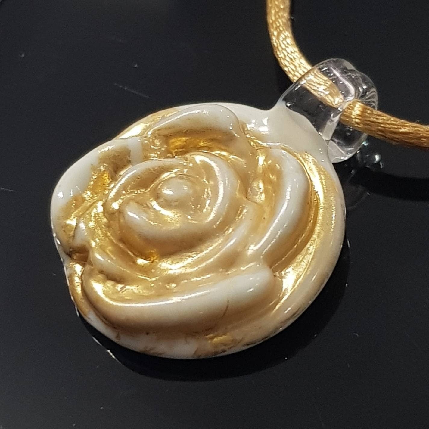 Pendente CLARA in avorio in pasta e foglia oro 24kt in superficie in vetro di Murano lavorato a lume.