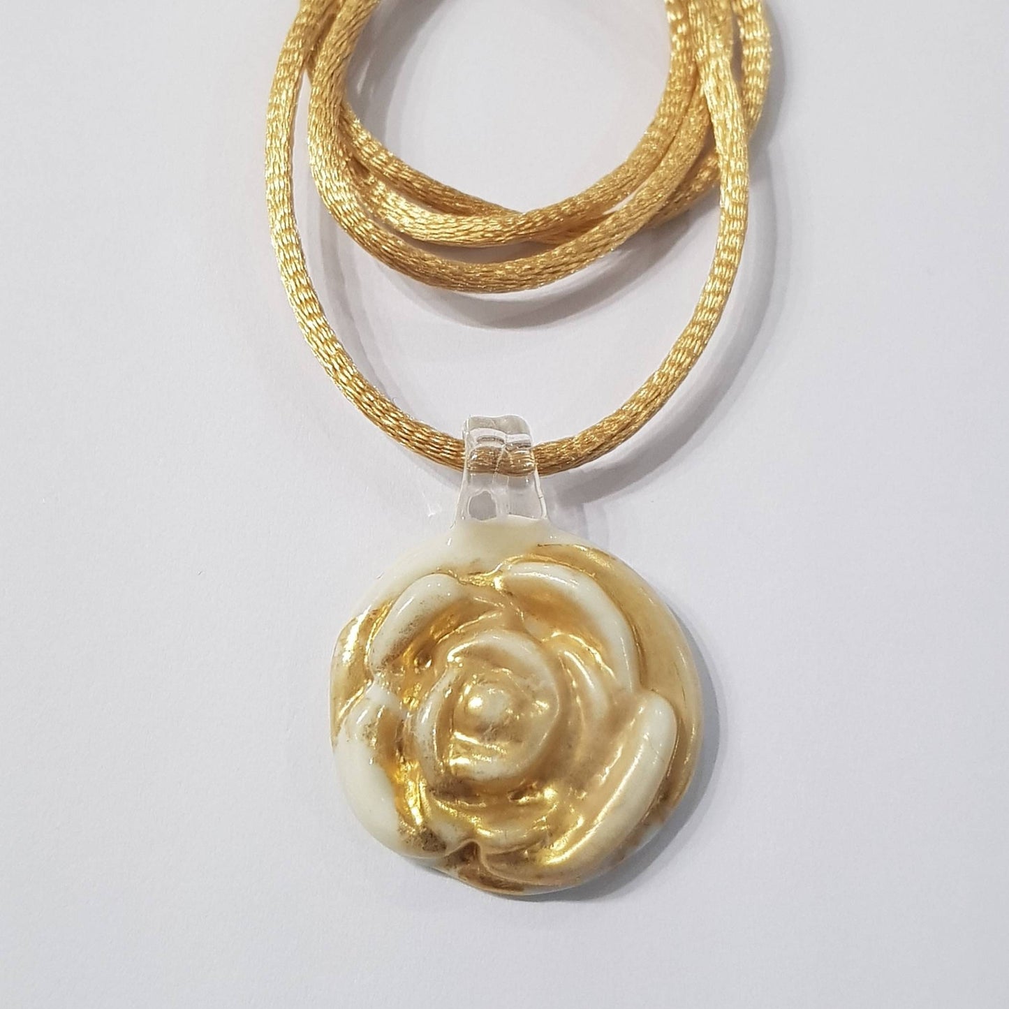 Pendente CLARA in avorio in pasta e foglia oro 24kt in superficie in vetro di Murano lavorato a lume.