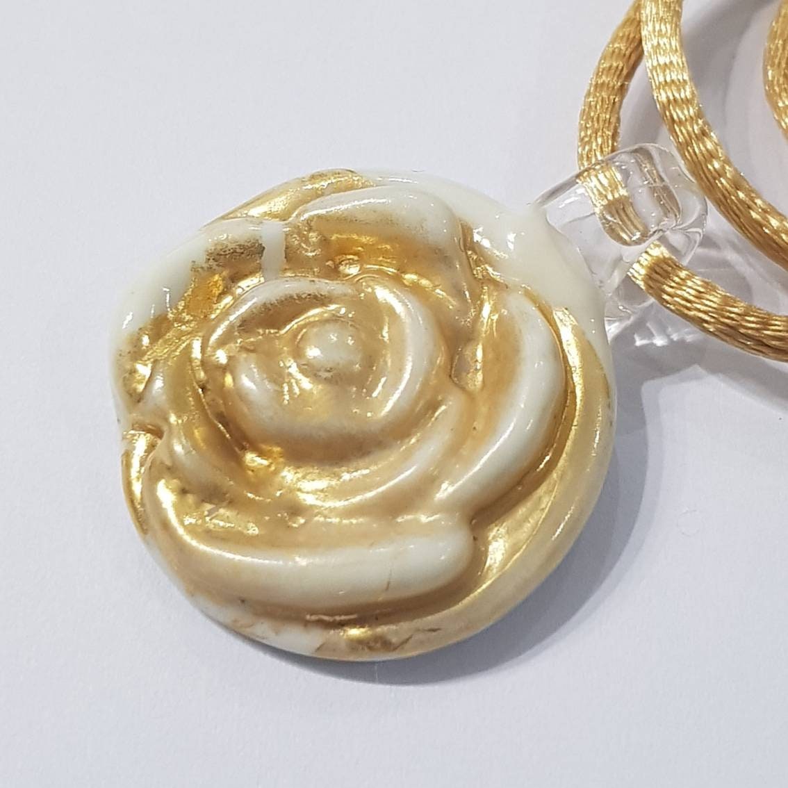 Pendente CLARA in avorio in pasta e foglia oro 24kt in superficie in vetro di Murano lavorato a lume.