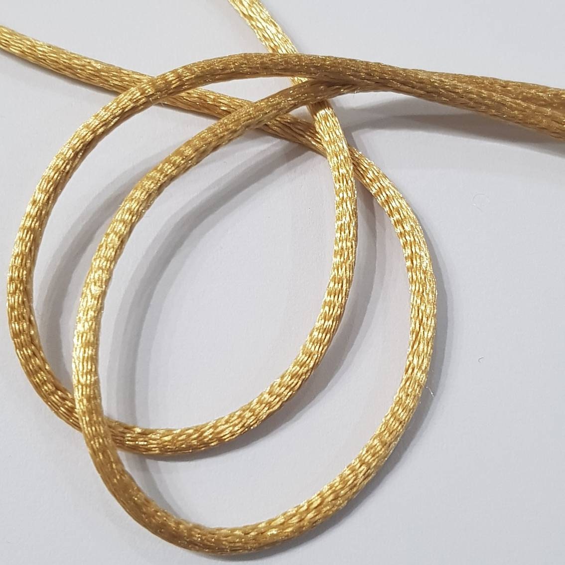 Pendente CLARA in avorio in pasta e foglia oro 24kt in superficie in vetro di Murano lavorato a lume.