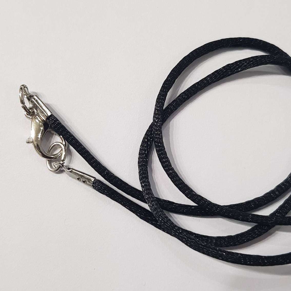 Pendente CLARA in avorio in pasta e foglia oro 24kt in superficie in vetro di Murano lavorato a lume.
