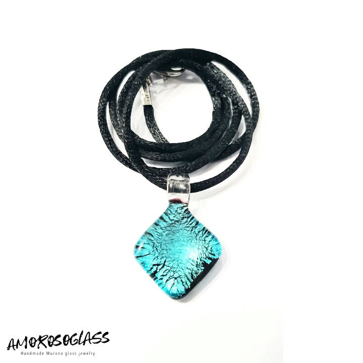 Pendente medaglietta in vetro di Murano lavorato a lume con foglia argento.