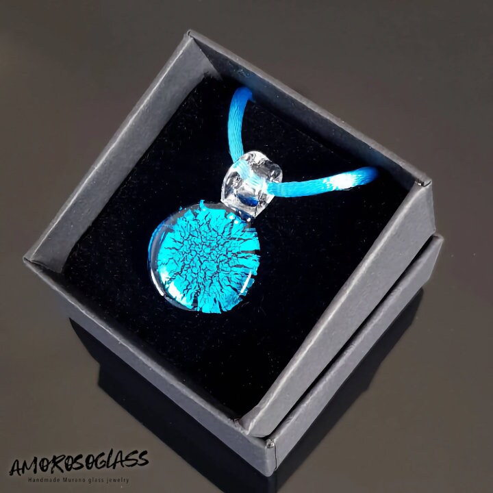 Pendente medaglietta in vetro di Murano lavorato a lume con foglia argento.