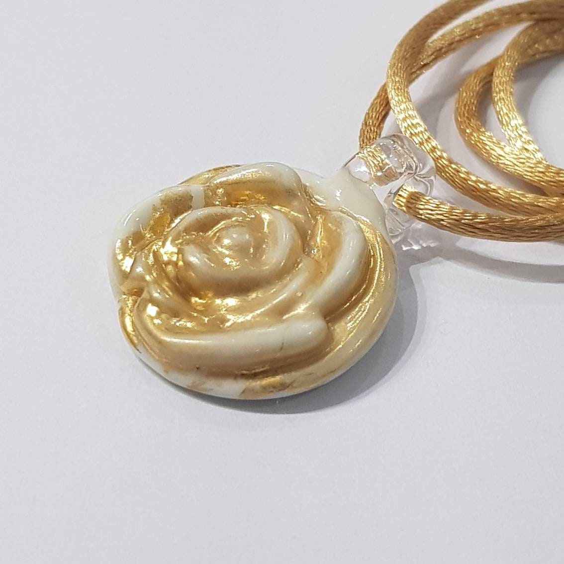 Pendente CLARA in avorio in pasta e foglia oro 24kt in superficie in vetro di Murano lavorato a lume.