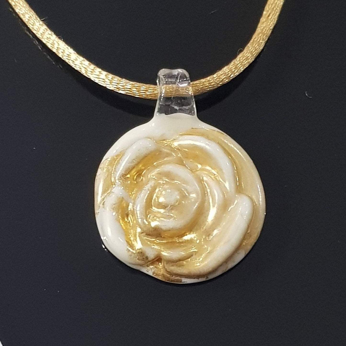 Pendente CLARA in avorio in pasta e foglia oro 24kt in superficie in vetro di Murano lavorato a lume.