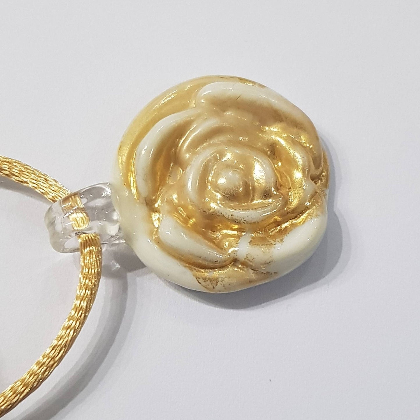Pendente CLARA in avorio in pasta e foglia oro 24kt in superficie in vetro di Murano lavorato a lume.