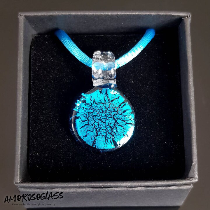 Pendente medaglietta in vetro di Murano lavorato a lume con foglia argento.