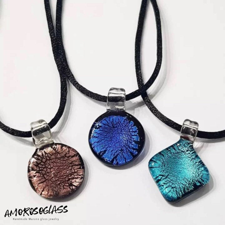Pendente medaglietta in vetro di Murano lavorato a lume con foglia argento.