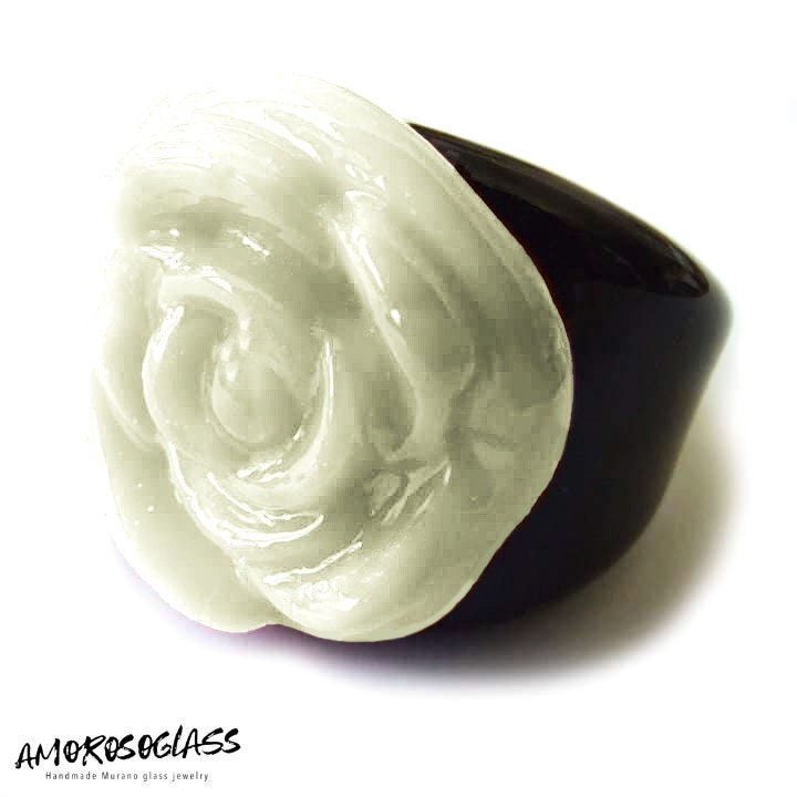 Anello ROSE in vetro di Murano lavorato a lume.