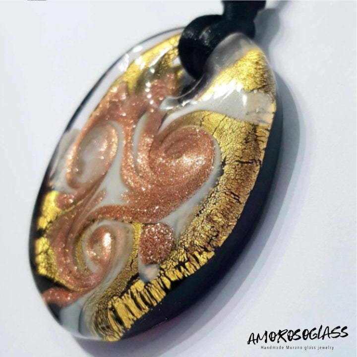 Pendente ovale in vetro di Murano lavorato a lume con foglia Oro 24kt, vortici di avventurina e venature bianco latte, fondo nero.