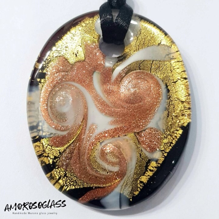 Pendente ovale in vetro di Murano lavorato a lume con foglia Oro 24kt, vortici di avventurina e venature bianco latte, fondo nero.