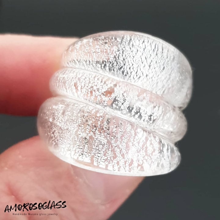 Anello KRIS a tre bombature. Cristallo e foglia argento lavorato a lume in vetro di Murano.