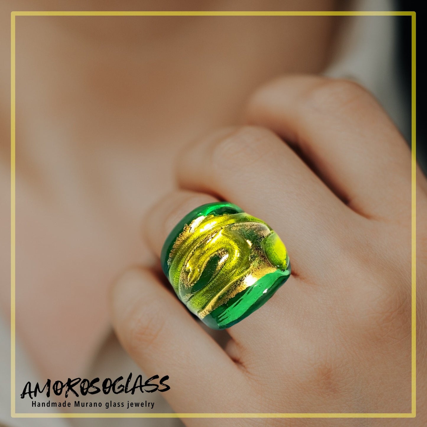 The BIG GREEN anello a fascia larga verde con foglia oro24kt in vetro di Murano lavorato a lume.