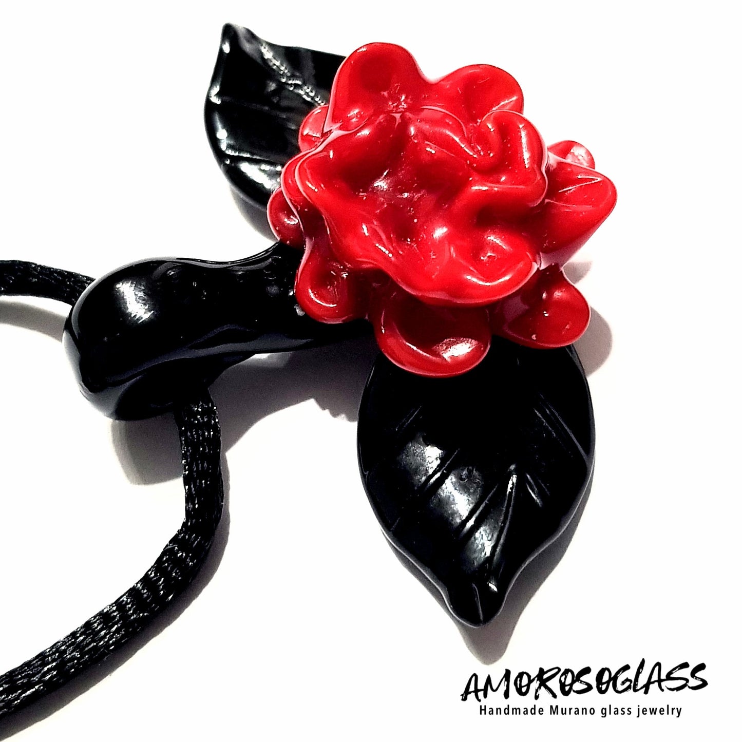 GOTHIC ROSE - rosa rossa con fogliette ai lati, in vetro di Murano lavorato a lume.