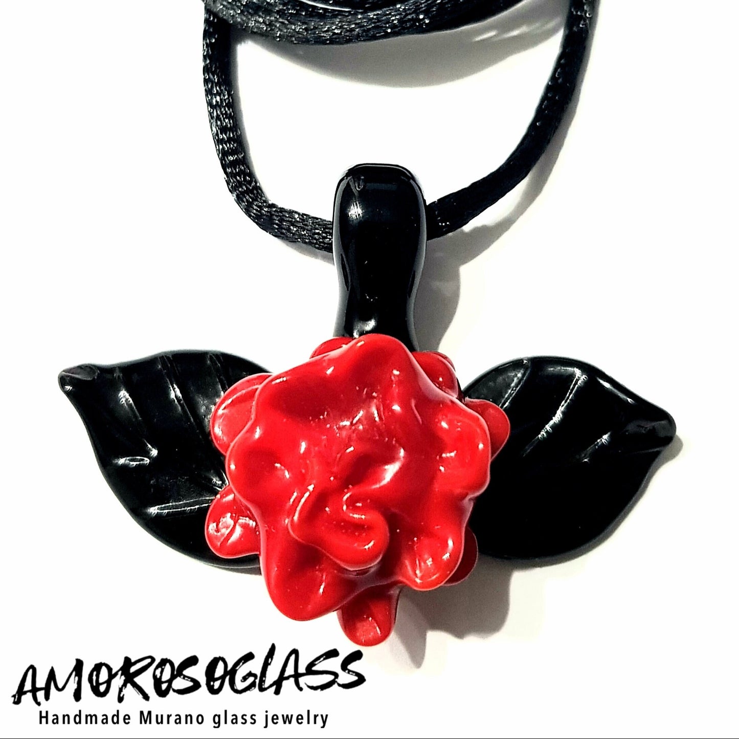 ciondolo in vetro di Murano lavorato a lume a forma di fiore fiore di rosa rossa gotica gothic style dark rose con foglie nere ai lati.
