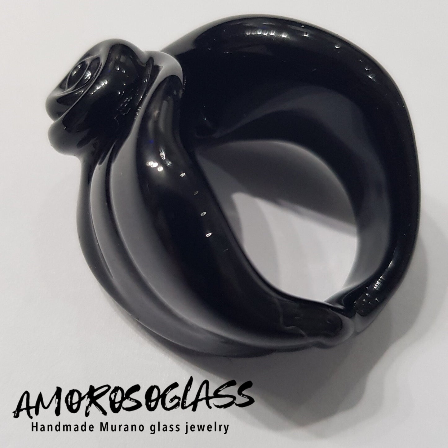 Anello vulcano in vetro di Murano colore nero.