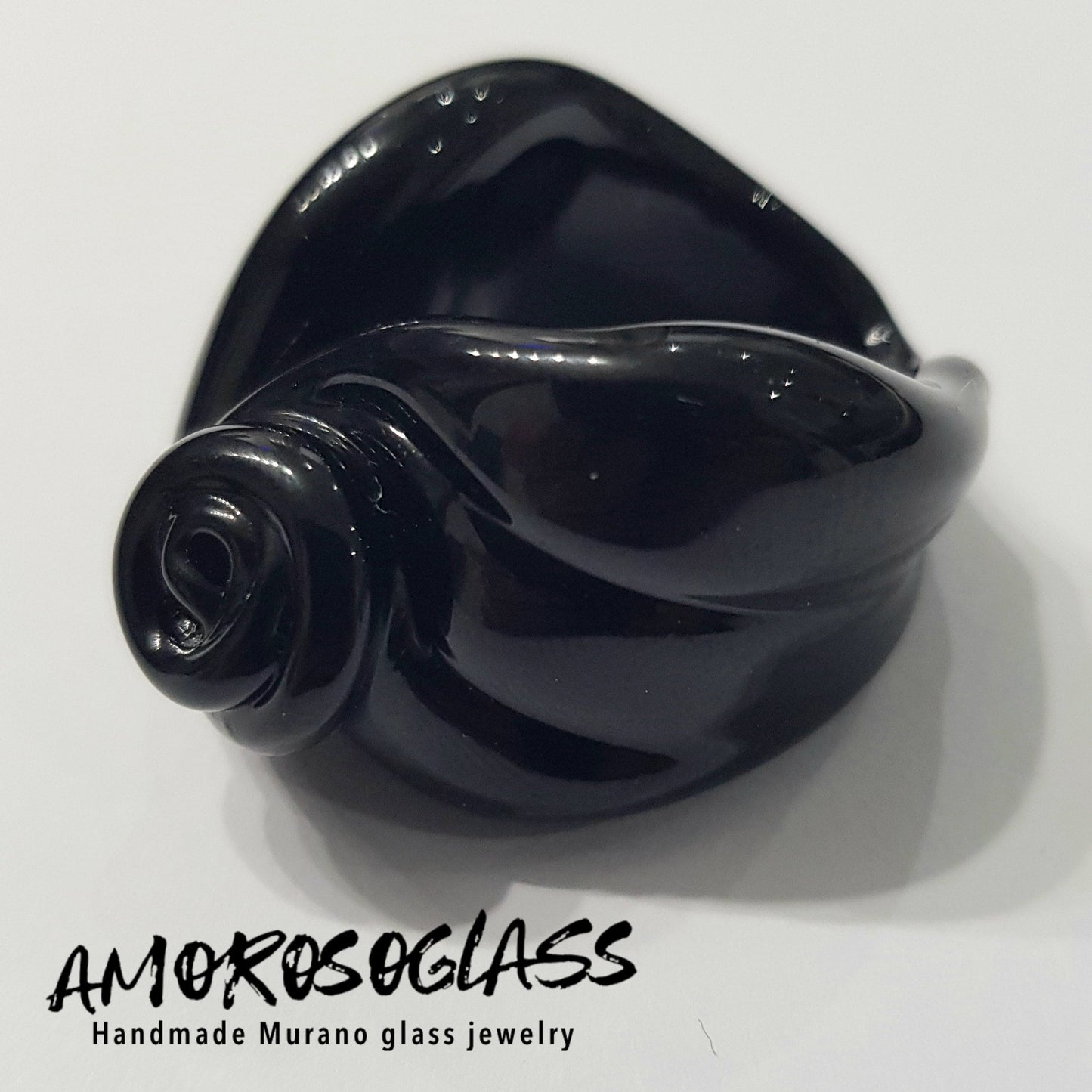 Anello vulcano in vetro di Murano colore nero.