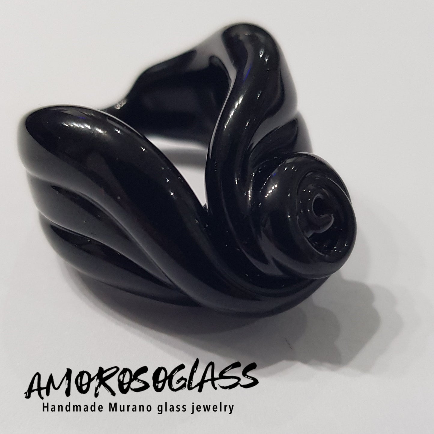 Anello vulcano in vetro di Murano colore nero.