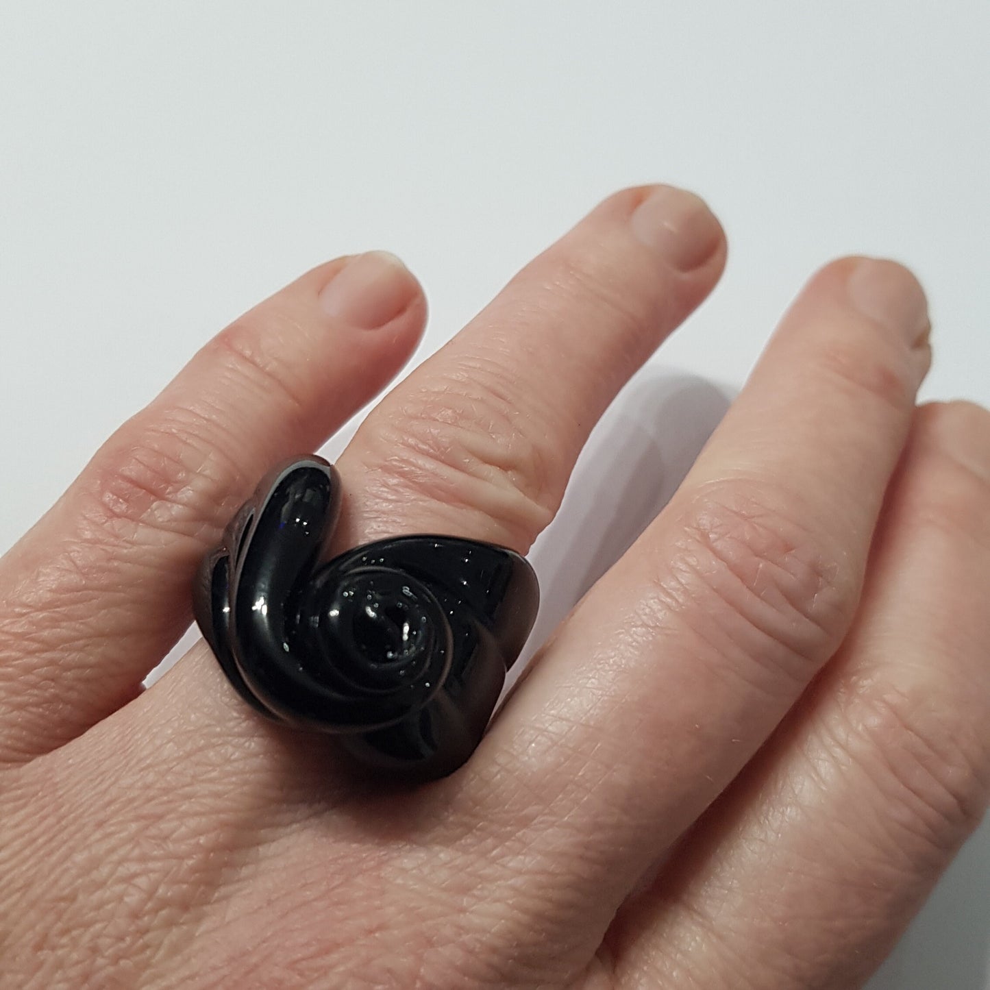 Anello vulcano in vetro di Murano colore nero.