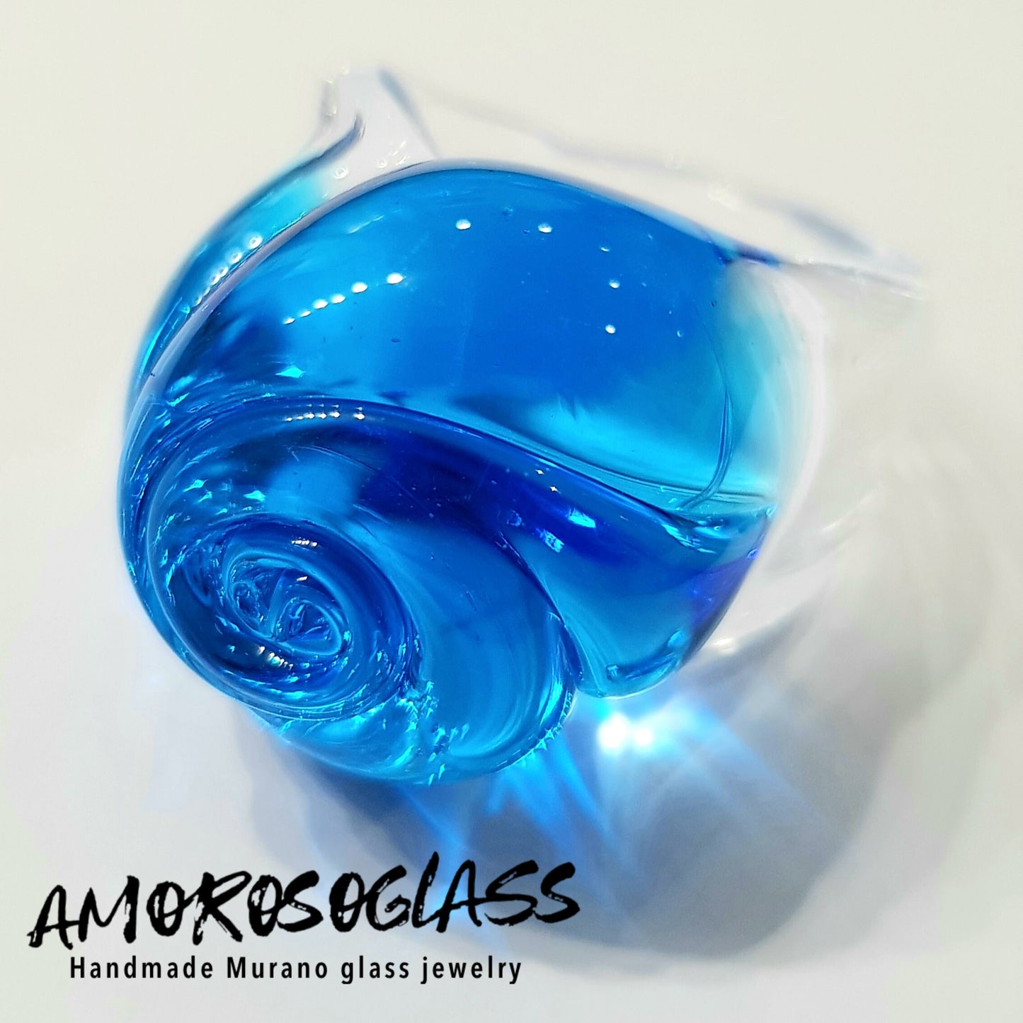 Anello BOCCIOLO in vetro di Murano colore acquamare con base anello in cristallo trasparente.