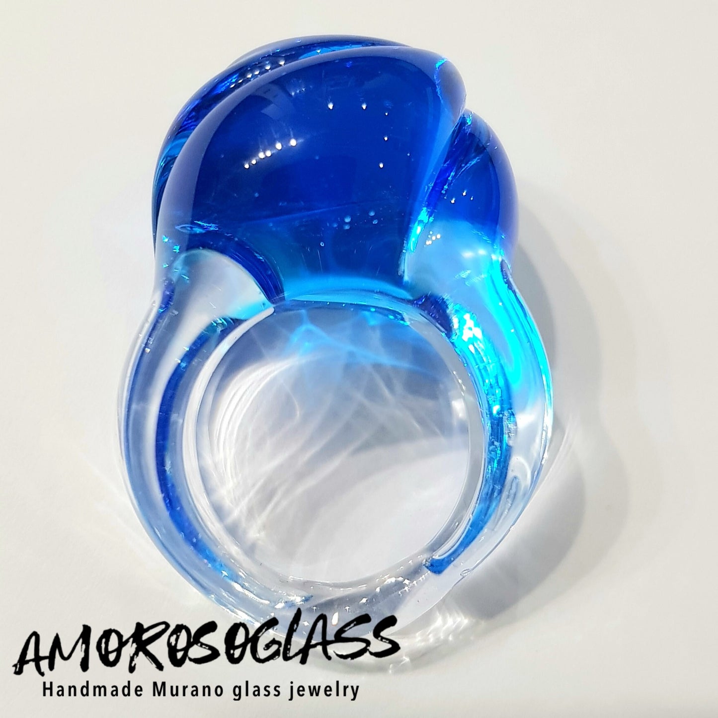 Anello BOCCIOLO in vetro di Murano colore acquamare con base anello in cristallo trasparente.
