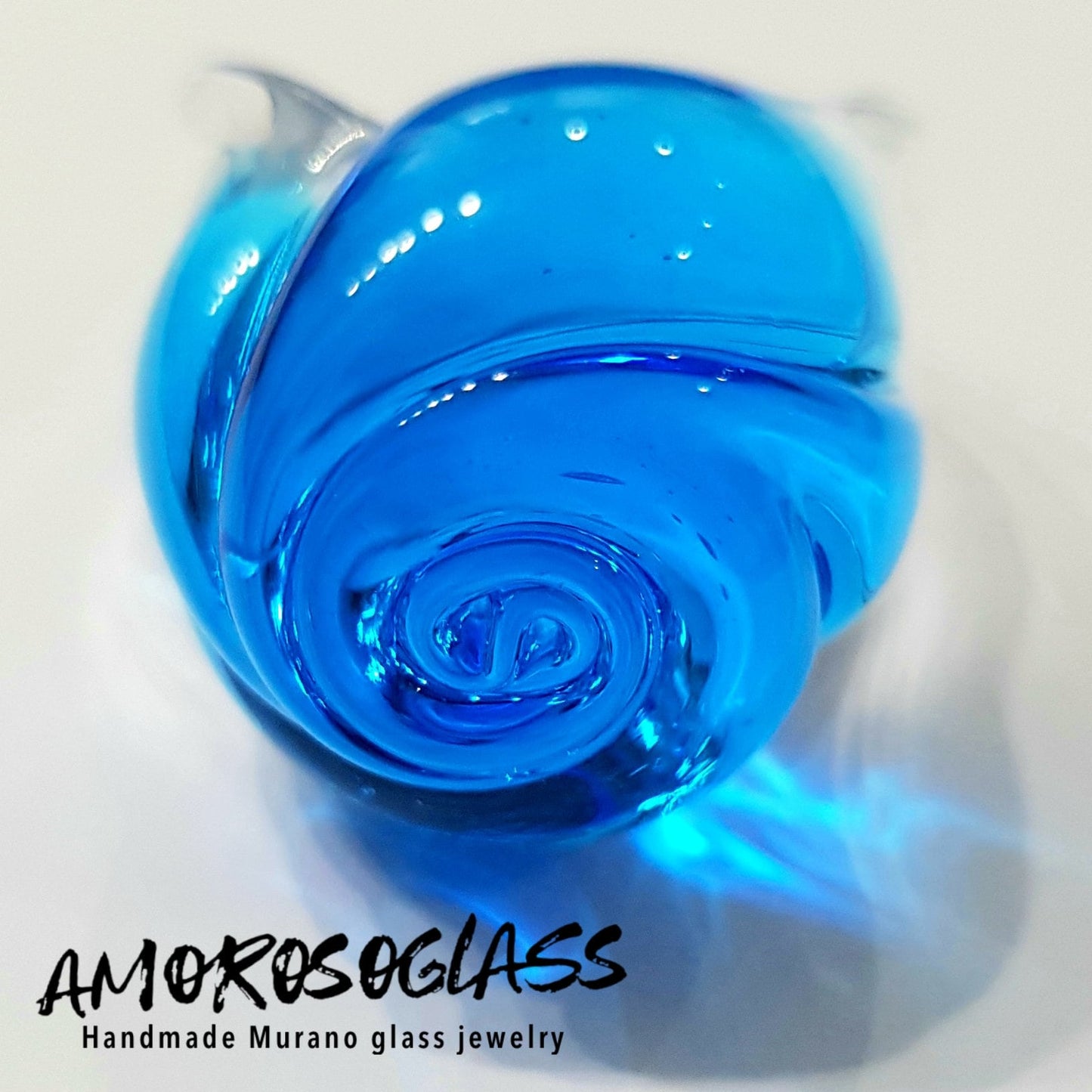 Anello BOCCIOLO in vetro di Murano colore acquamare con base anello in cristallo trasparente.