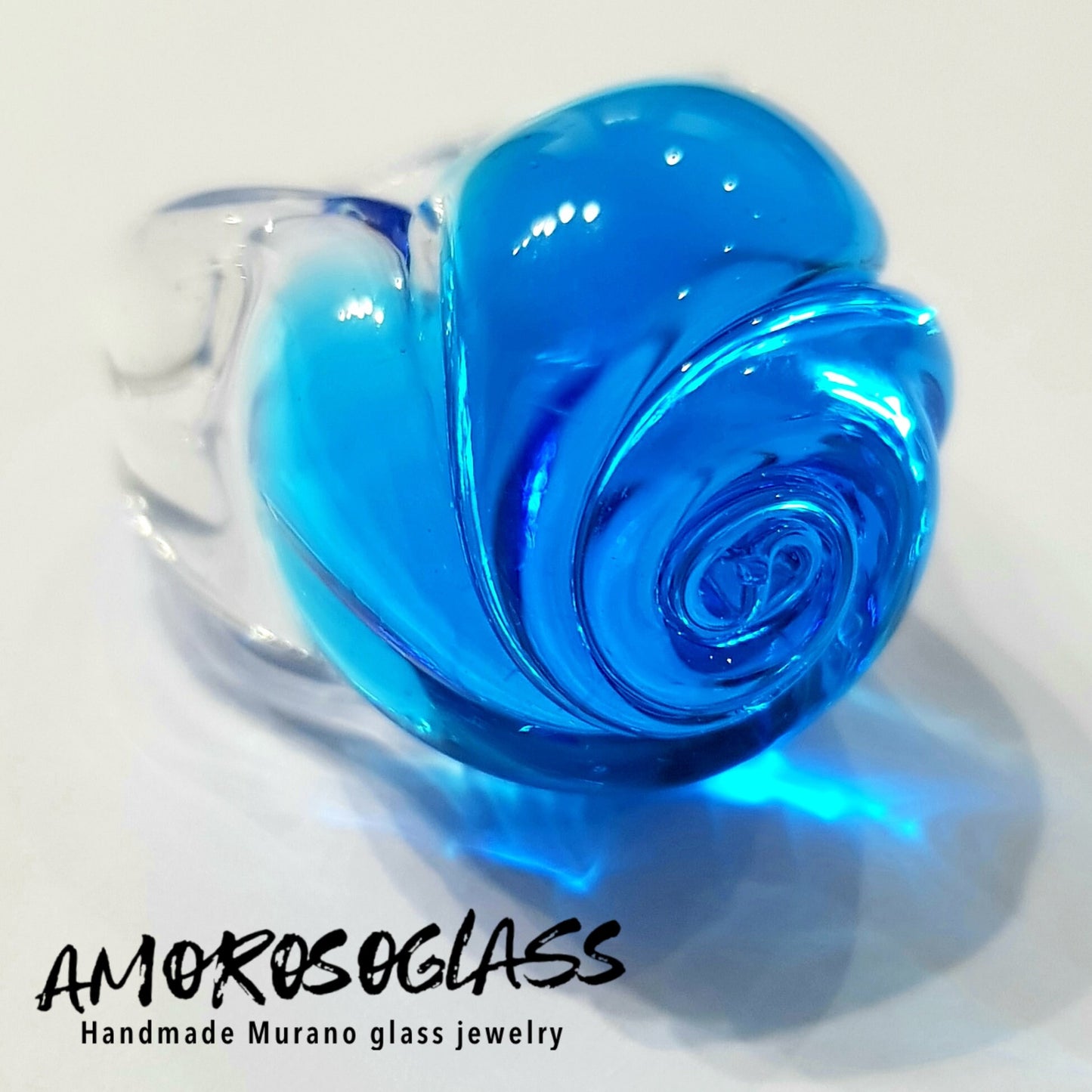 Anello BOCCIOLO in vetro di Murano colore acquamare con base anello in cristallo trasparente.