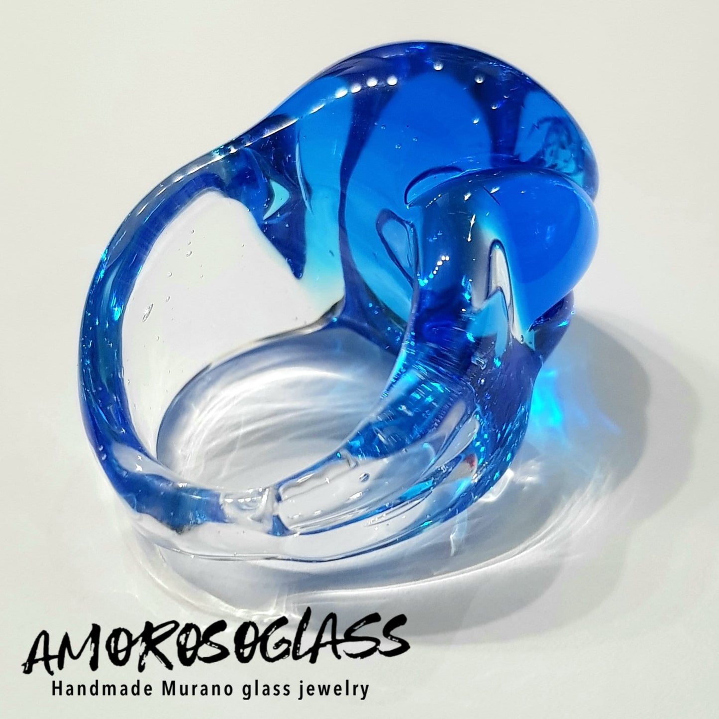 Anello BOCCIOLO in vetro di Murano colore acquamare con base anello in cristallo trasparente.