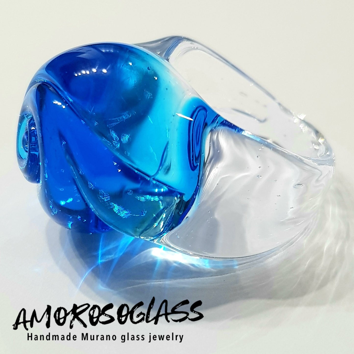 Anello BOCCIOLO in vetro di Murano colore acquamare con base anello in cristallo trasparente.
