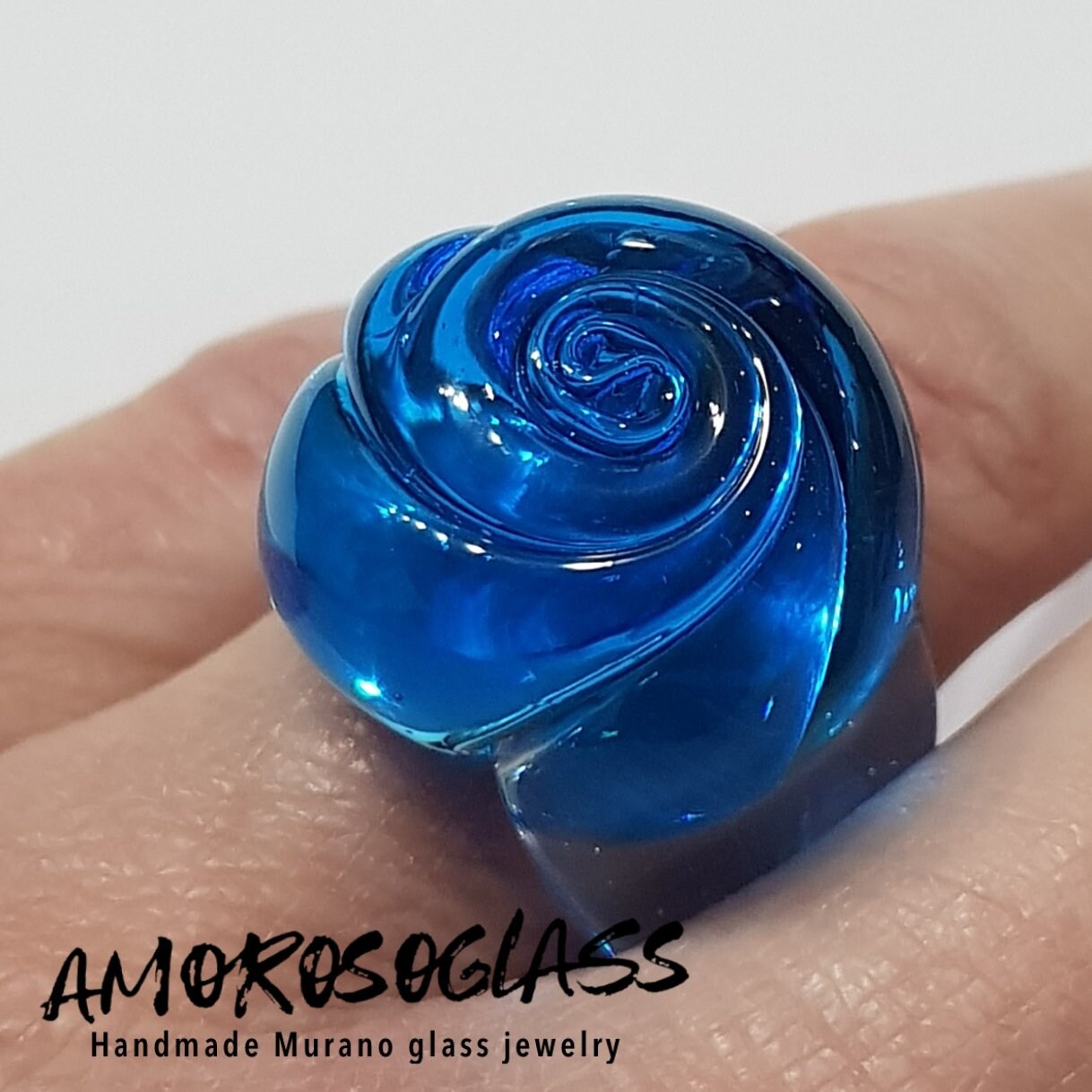 Anello BOCCIOLO in vetro di Murano colore acquamare con base anello in cristallo trasparente.