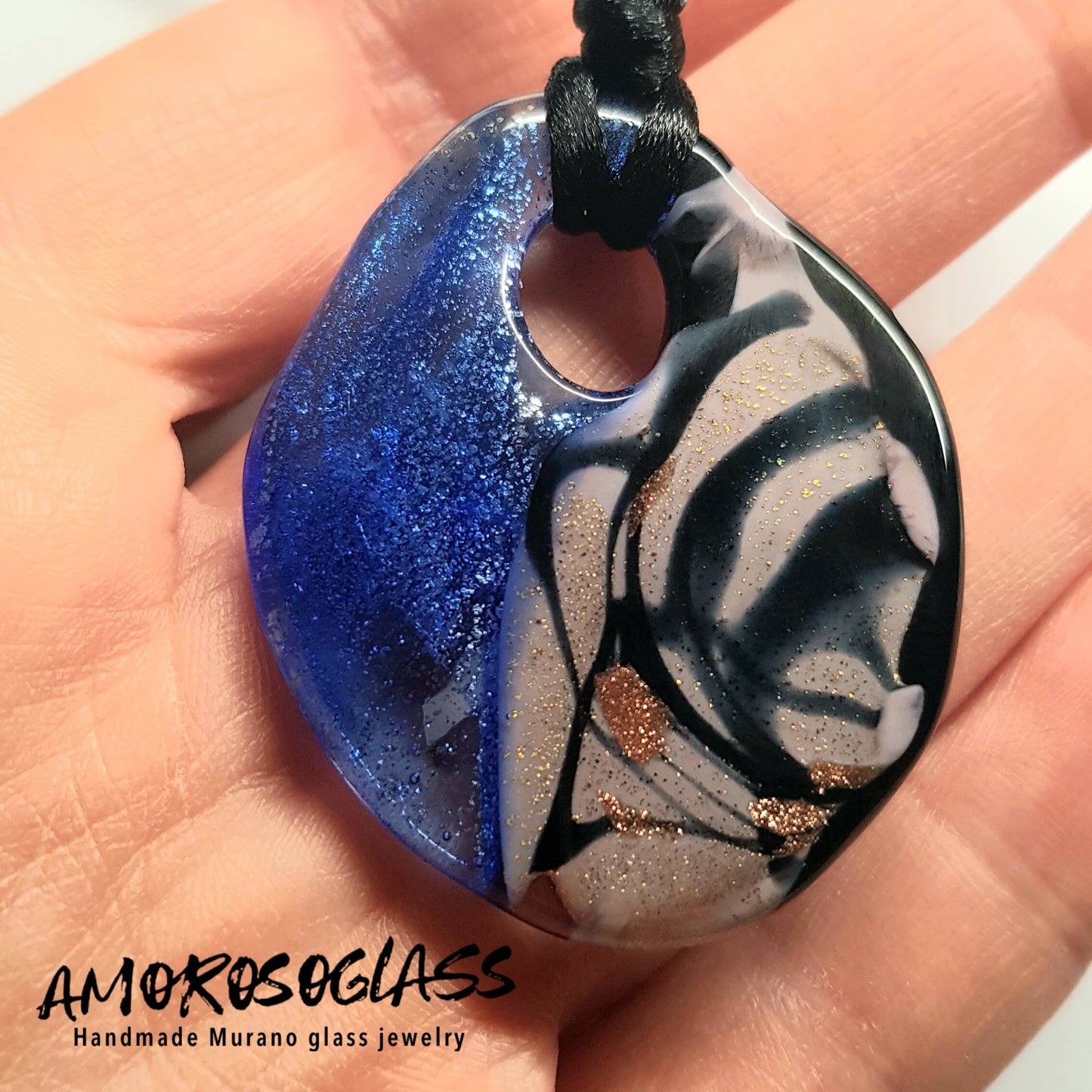 Pendente ovale in vetro di Murano lavorato a lume con foglia Oro 24kt e argento, con avventurina.