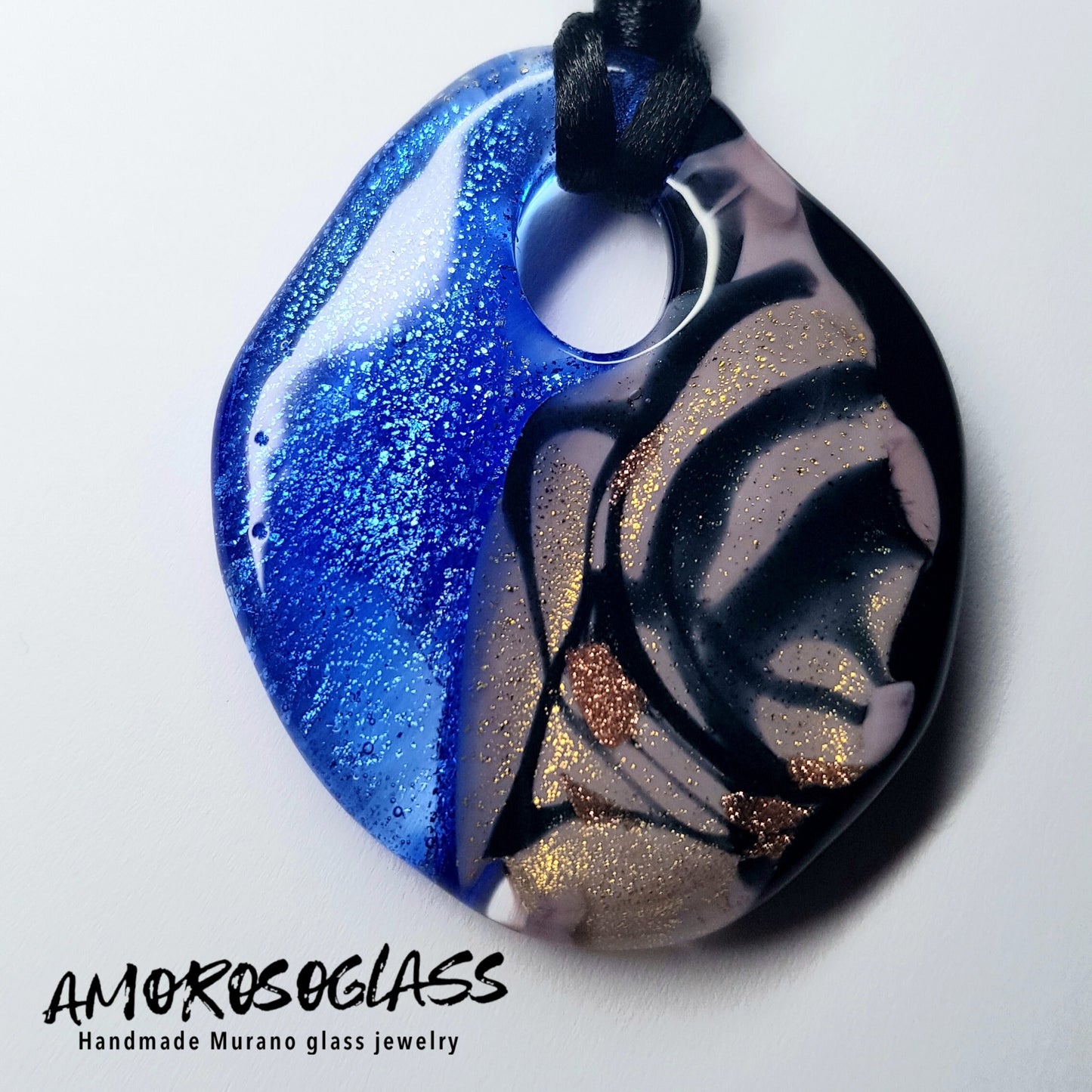 Pendente ovale in vetro di Murano lavorato a lume con foglia Oro 24kt e argento, con avventurina.