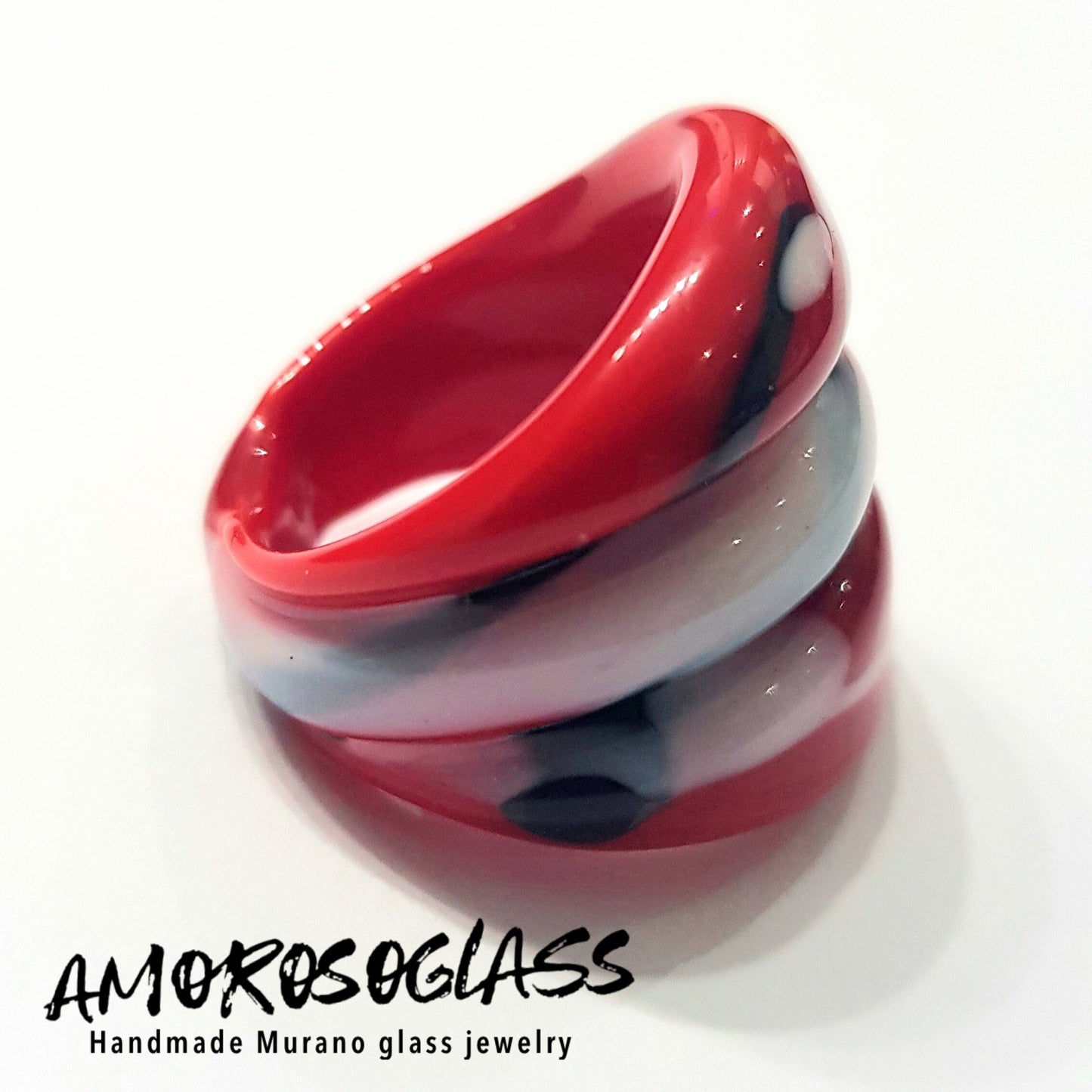 Anello EVH in vetro di Murano colore rosso con spruzzi neri e bianchi.