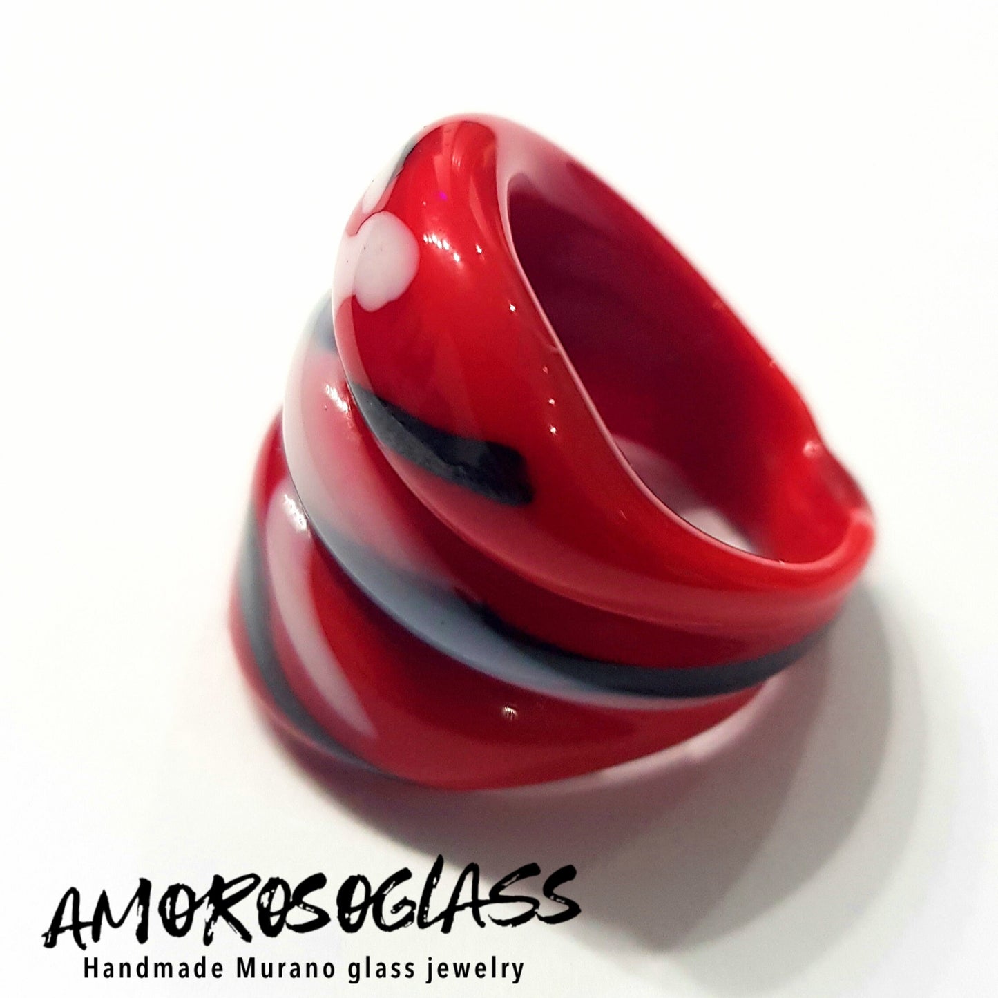 Anello EVH in vetro di Murano colore rosso con spruzzi neri e bianchi.
