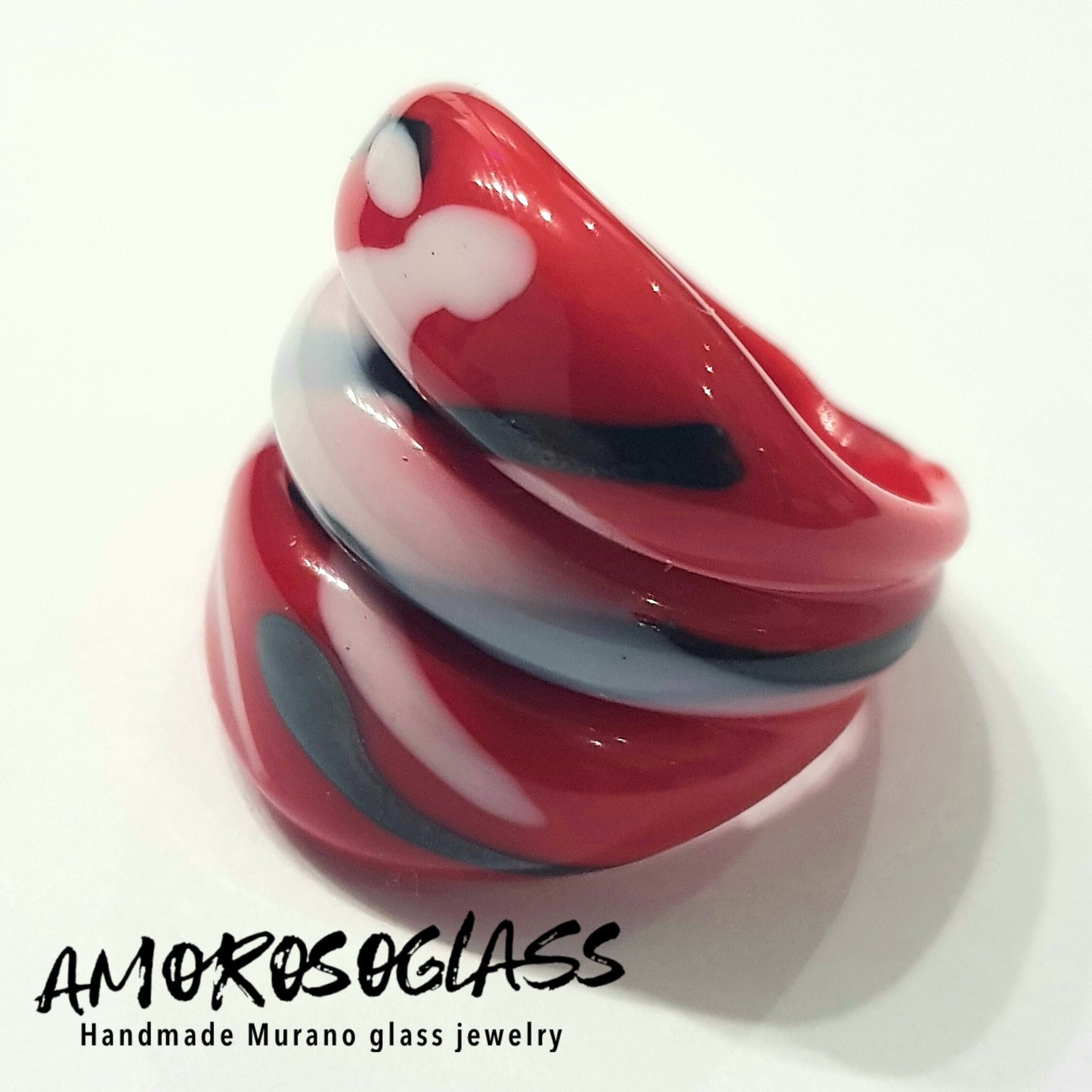 Anello EVH in vetro di Murano colore rosso con spruzzi neri e bianchi.