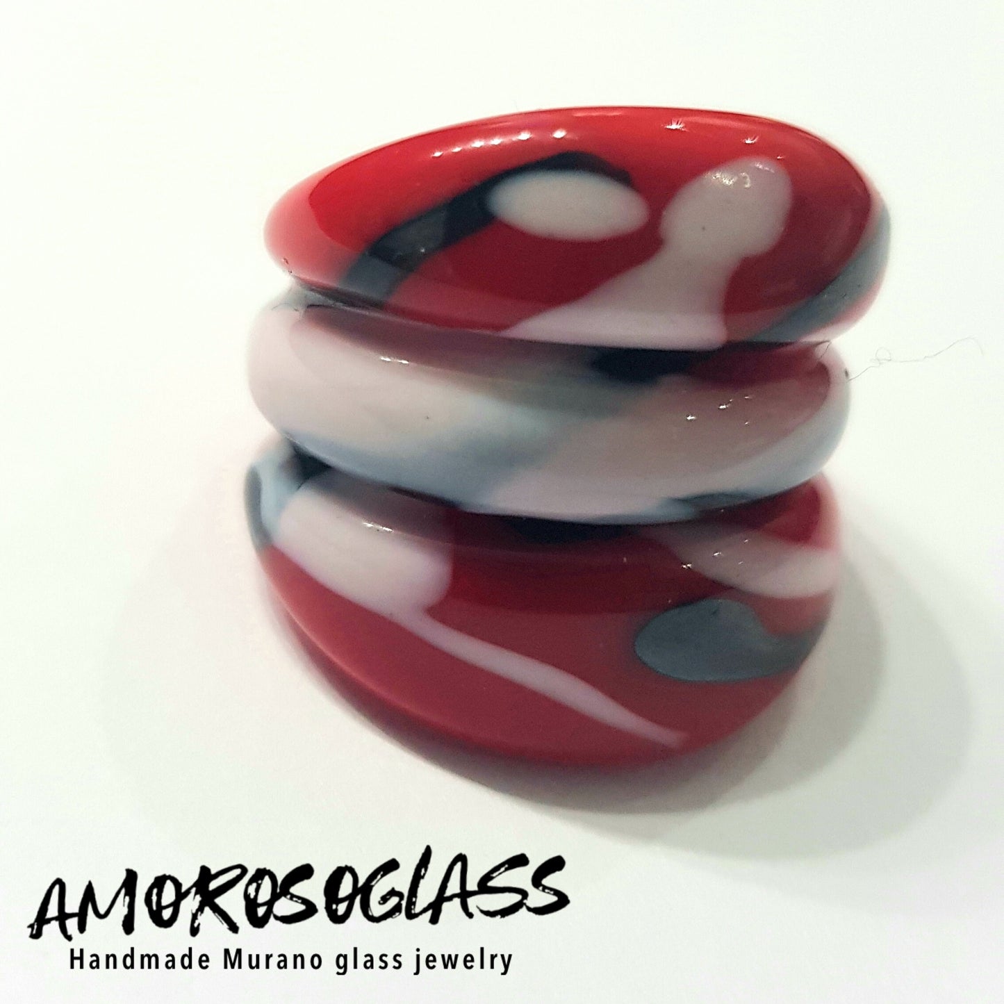 Anello EVH in vetro di Murano colore rosso con spruzzi neri e bianchi.