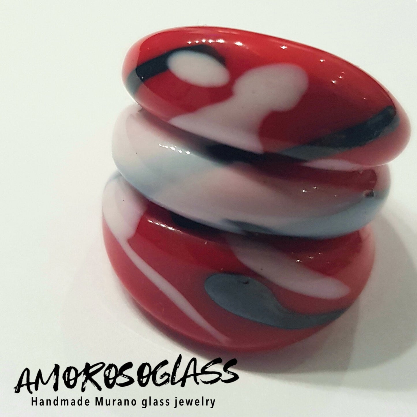 Anello EVH in vetro di Murano colore rosso con spruzzi neri e bianchi.