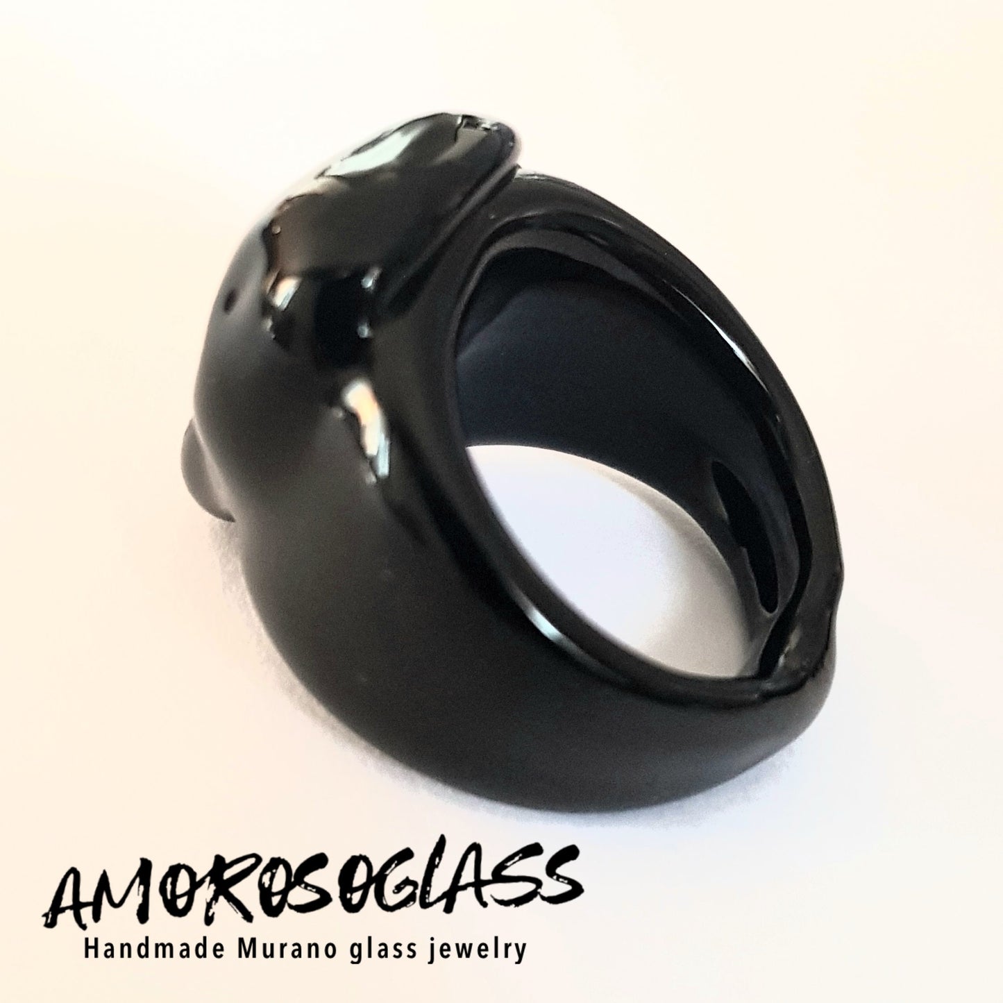 Anello TESCHIO in vetro di Murano colore nero.