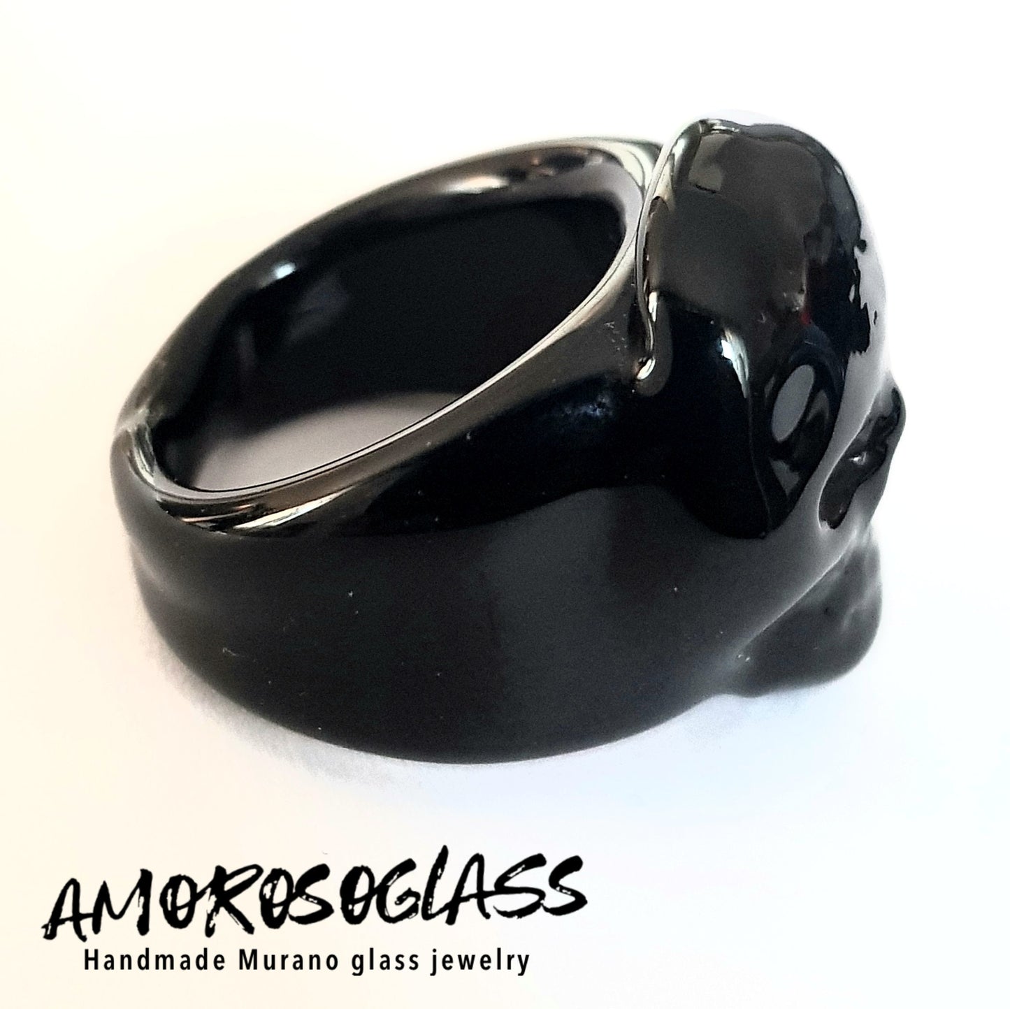 Anello TESCHIO in vetro di Murano colore nero.