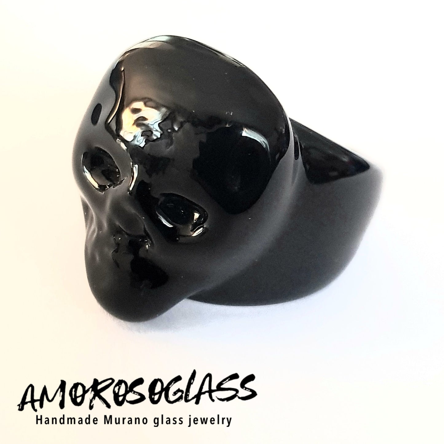 Anello TESCHIO in vetro di Murano colore nero.