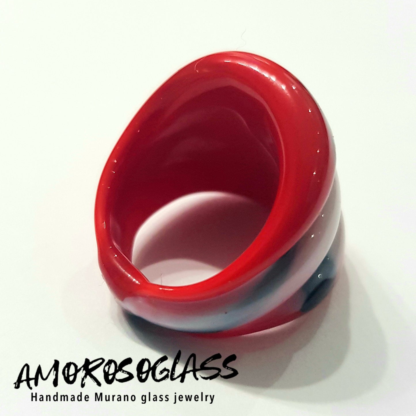 Anello EVH in vetro di Murano colore rosso con spruzzi neri e bianchi.
