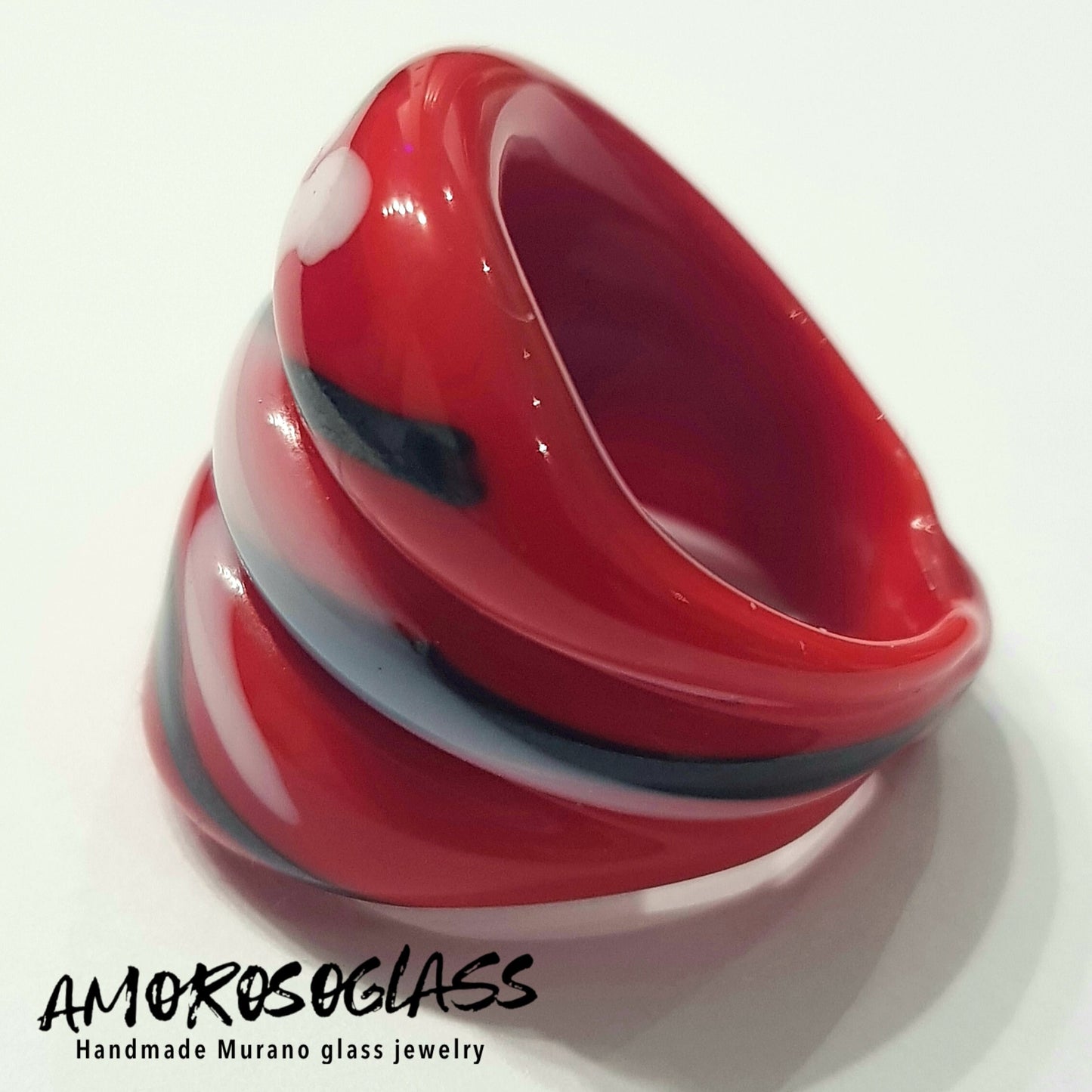 Anello EVH in vetro di Murano colore rosso con spruzzi neri e bianchi.