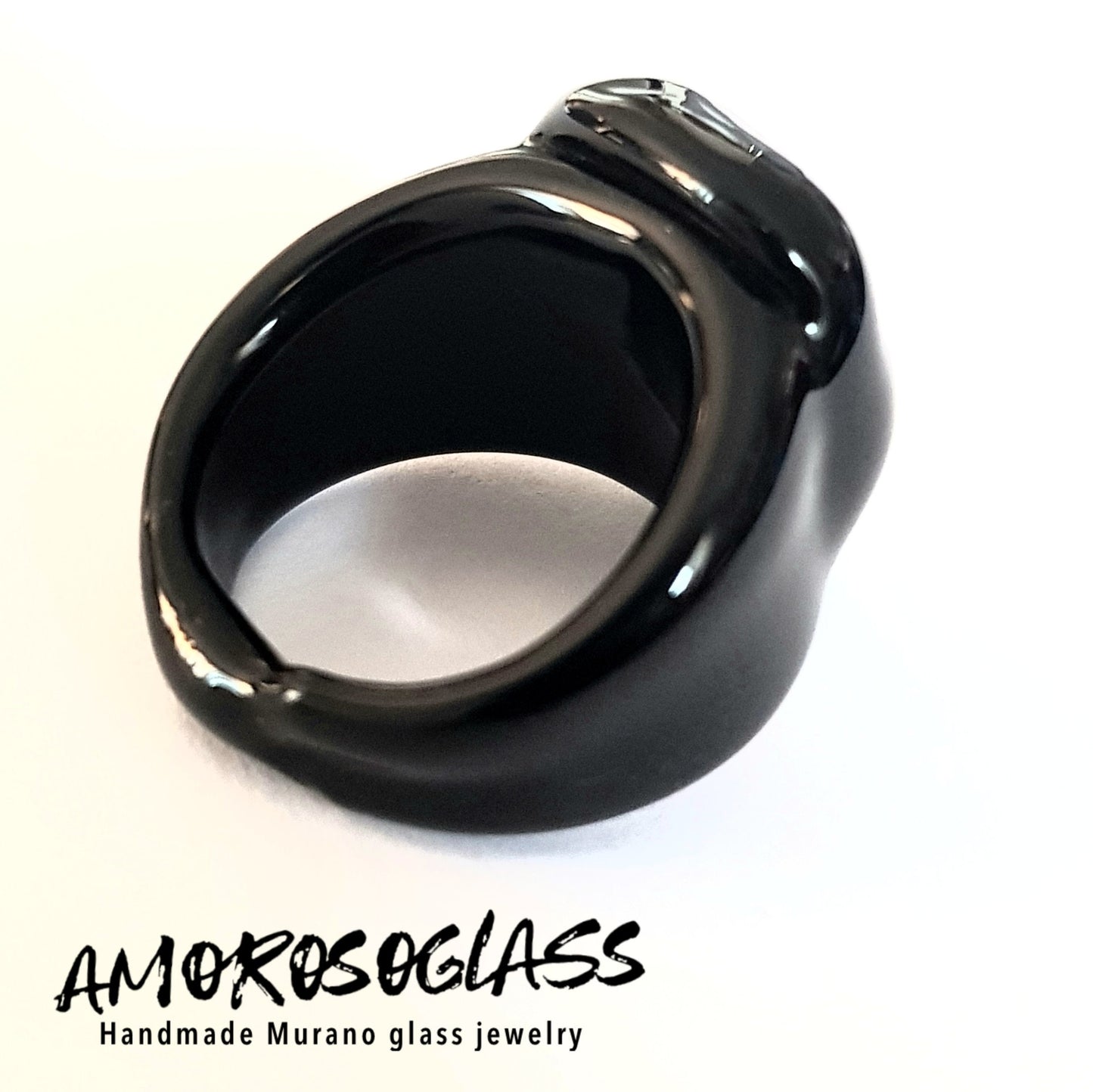 Anello TESCHIO in vetro di Murano colore nero.
