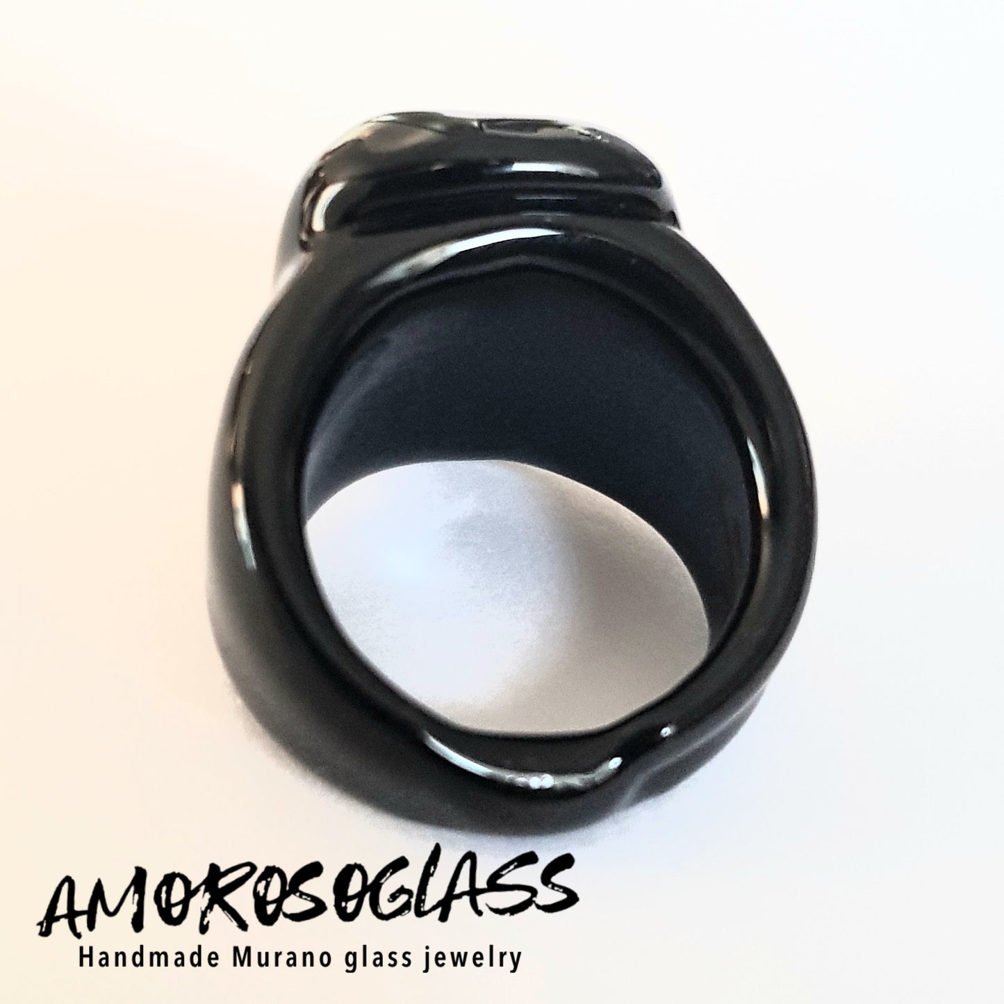 Anello TESCHIO in vetro di Murano colore nero.